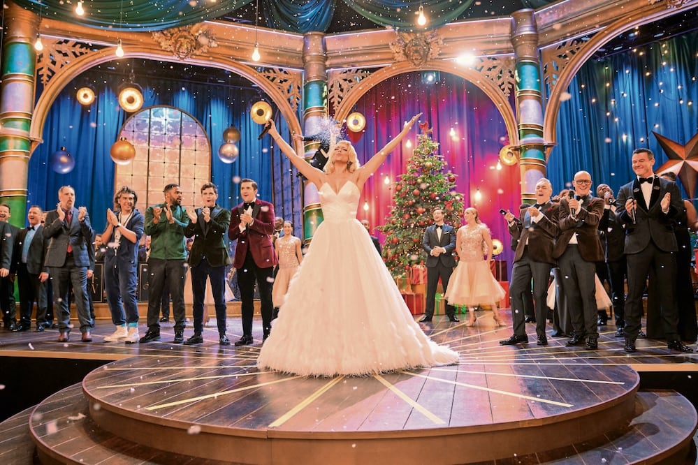 En Una Navidad con Hannah Waddingham, ocho temas navideños, como “What Christmas means to me”, son interpretados por la británica; actores que han trabajado con ella en series aparecen como invitados especiales. Foto: Apple TV