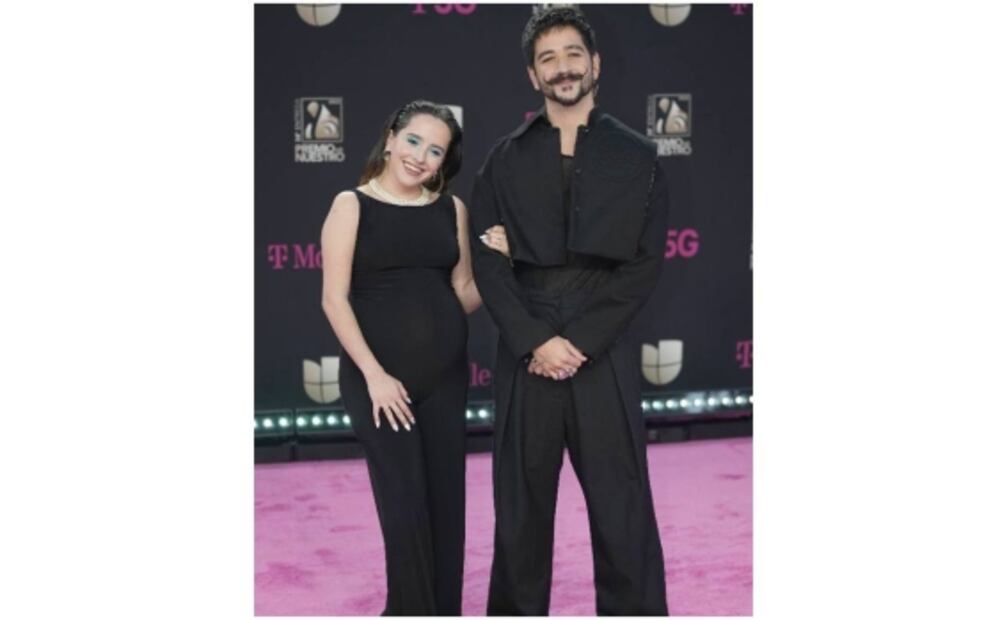 Premio Lo Nuestro: Escotes, chamarras y ¡hasta el perro! en la alfombra roja