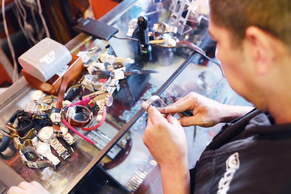 Los relojes fueron obtenidos en diversos operativos, pues las personas que los comercializaban no pudieron acreditar su posesión legal. (ARCHIVO EL UNIVERSAL)