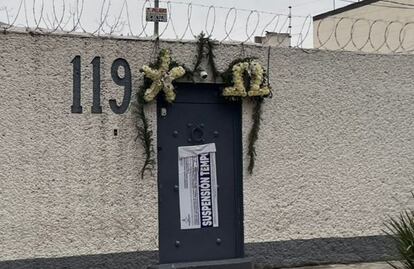 Presunta casa de citas en Naucalpan opera pese a sellos de suspensión; dueños simulan bodas