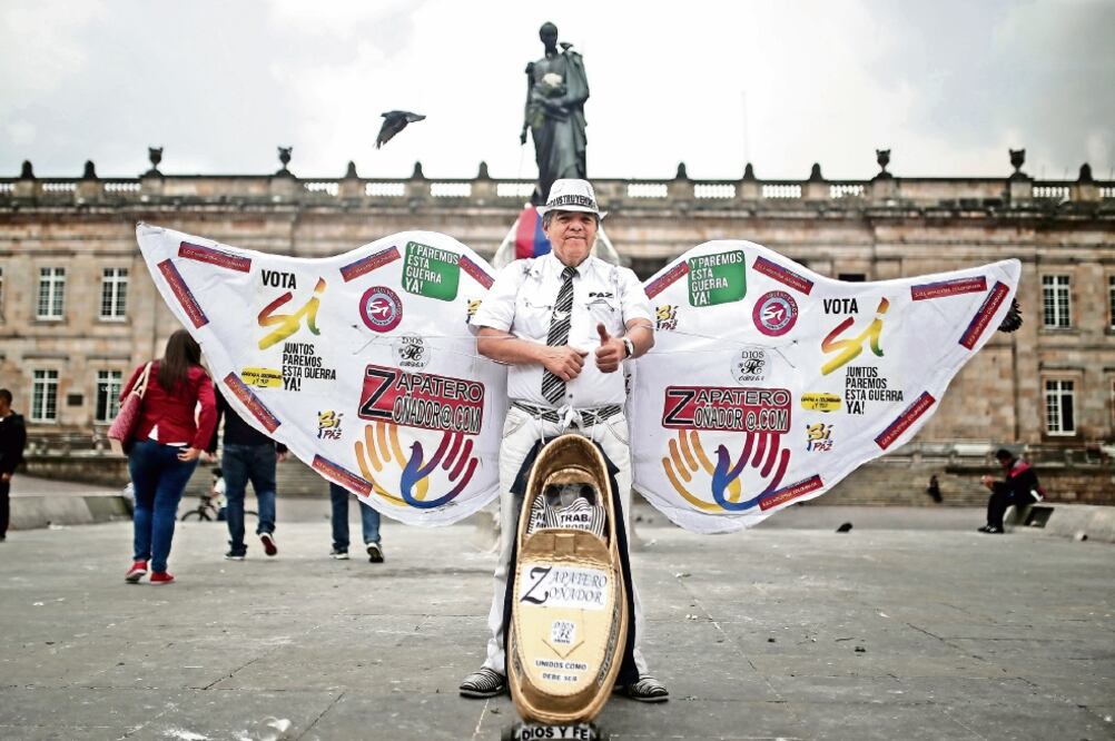 Un defensor del acuerdo de paz, con alas de cartón, se manifiesta en la Plaza de Bolívar, en Bogotá (JHON PAZ. XINHUA)