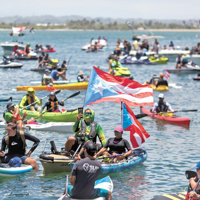 Manifestantes en kayaks participaron ayer en una protesta acuática para exigir la renuncia del gobernador Ricardo Rosselló. DENNIS M. RIVERA PICHARDO. AP