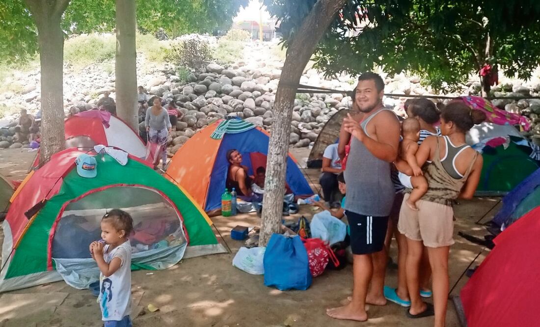 Personas en tránsito acampan en espera de que autobuses del INM los traslade a Tuxtla Gutiérrez. Foto: María de Jesús Petres | El Universal