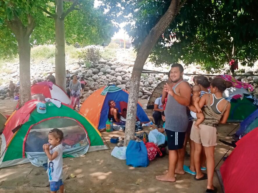 Personas en tránsito acampan en espera de que autobuses del INM los traslade a Tuxtla Gutiérrez. Foto: María de Jesús Petres | El Universal