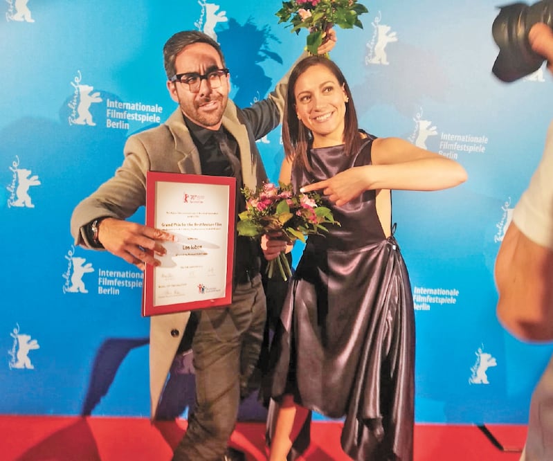 El realizador tapatío con la protagonista Martha Reyes. Foto: CORTESÍA SAMUEL KISHI