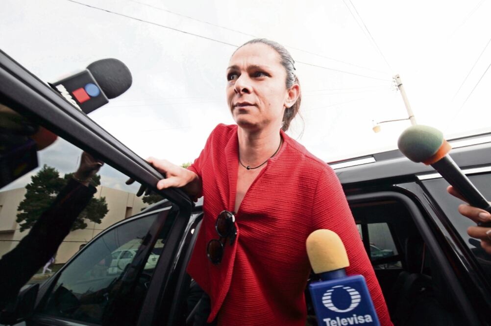 Al llegar y salir de la delegación de la PGR en Toluca, la senadora Ana Gabriela Guevara Espinoza no quiso hablar de la investigación de su caso para no entorpecer el trabajo de las autoridades (JORGE ALVARADO. EL UNIVERSAL)