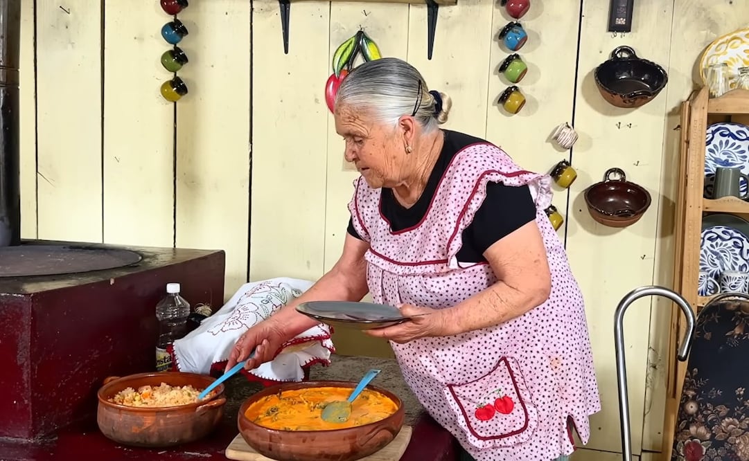 Doña Ángela comparte su receta de chiles rellenos sin capear. Foto: YouTube De Mi Rancho a Tu Cocina