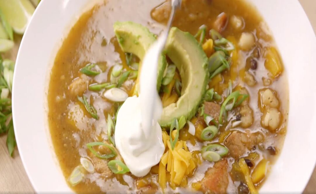 El peculiar pozole lleva queso cheddar / Foto: Video de Food Network