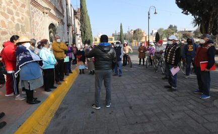 Desinformación provoca que adultos mayores hagan fila desde anoche para vacuna contra Covid en Xonacatlán