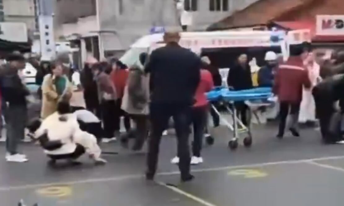 Un vehículo atropella a varias personas frente a una escuela primaria en China (18/11/2024). Foto: Captura de pantalla