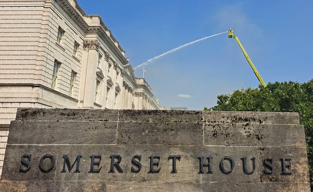 Alrededor de 100 bomberos abordaron un gran incendio en el histórico centro cultural Somerset House de Londres. Foto: AFP