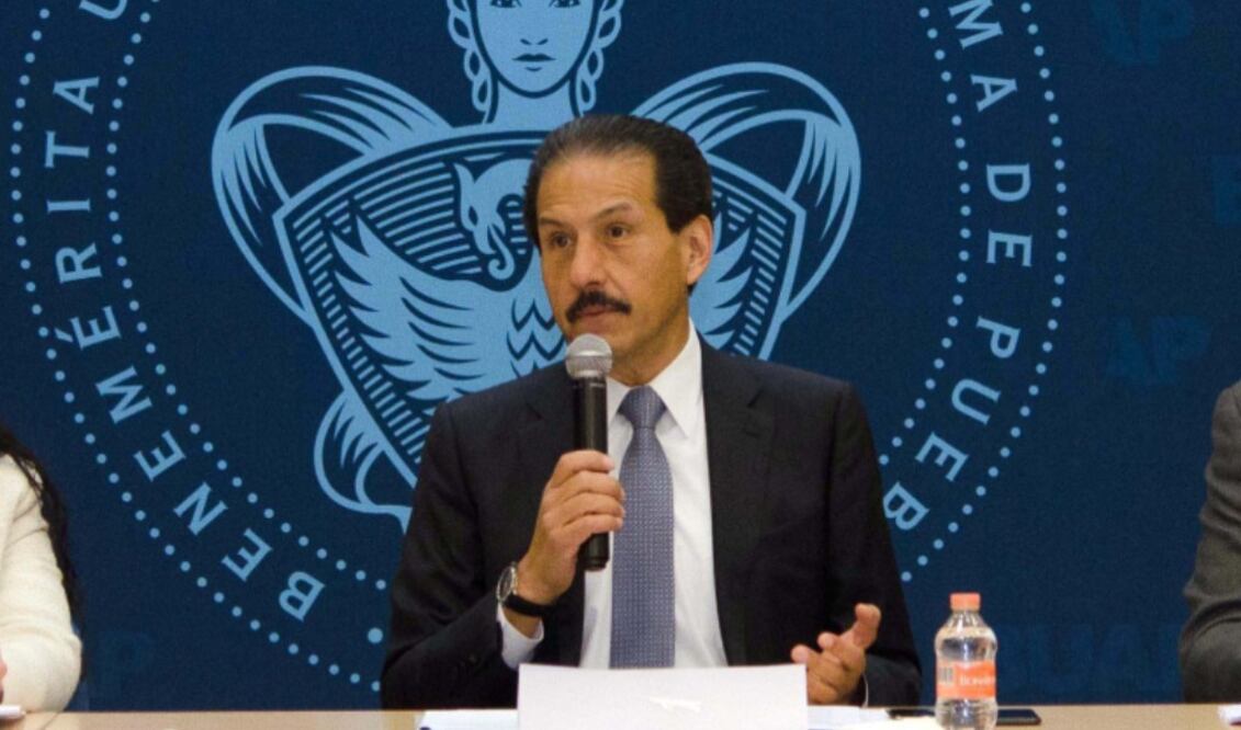 Alfonso Esparza Ortiz, exrector de la Benemérita Universidad Autónoma de Puebla (BUAP), es acusado de fraude y desvío de recursos.