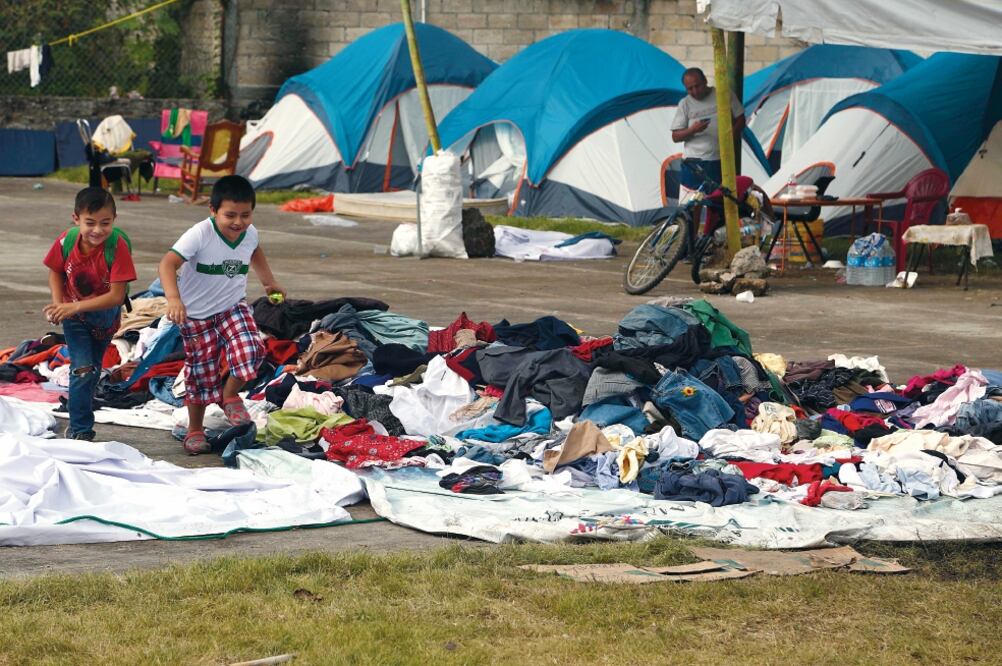 La realidad sacudió a las familias que vieron caer el techo y las vigas sobre sus pocas pertenencias (XINHUA)