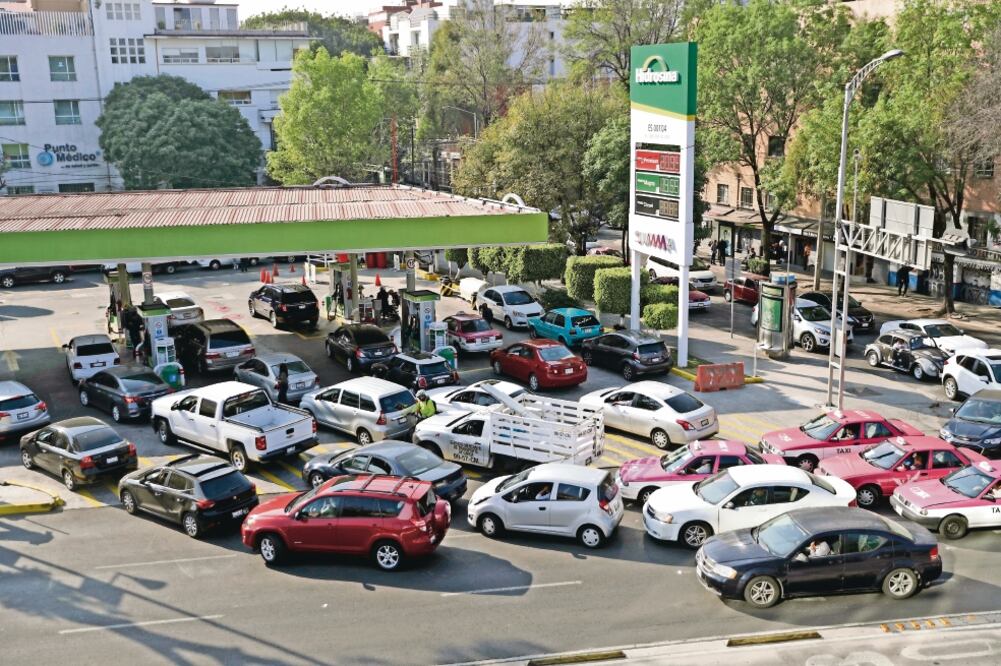 Decenas de vehículos permanecían estacionados en los alrededores de las gasolineras, en espera de poder cargar combustible; en algunos casos la situac ió n desembocó en riñas por la larga espera que finalizaba con el grito: “¡Ya no hay gasolina!”. (IVÁN )
