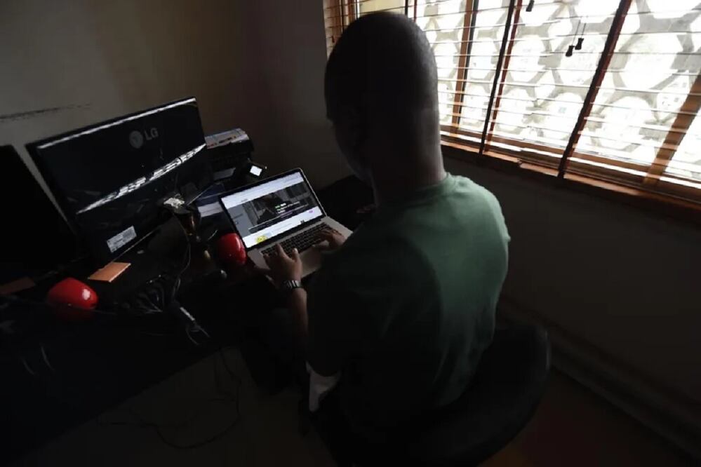 Adolescente fue engañado por quien creía era una mujer; no pudo soportar las amenazas de que difundirían fotos íntimas. FOTO: AFP