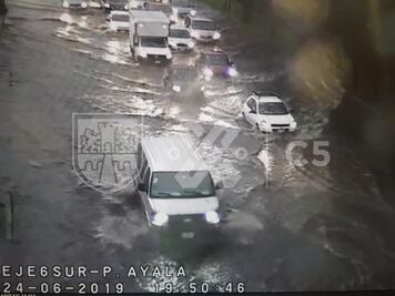 Lluvia en Iztapalapa deja brotes de aguas negras y encharcamientos