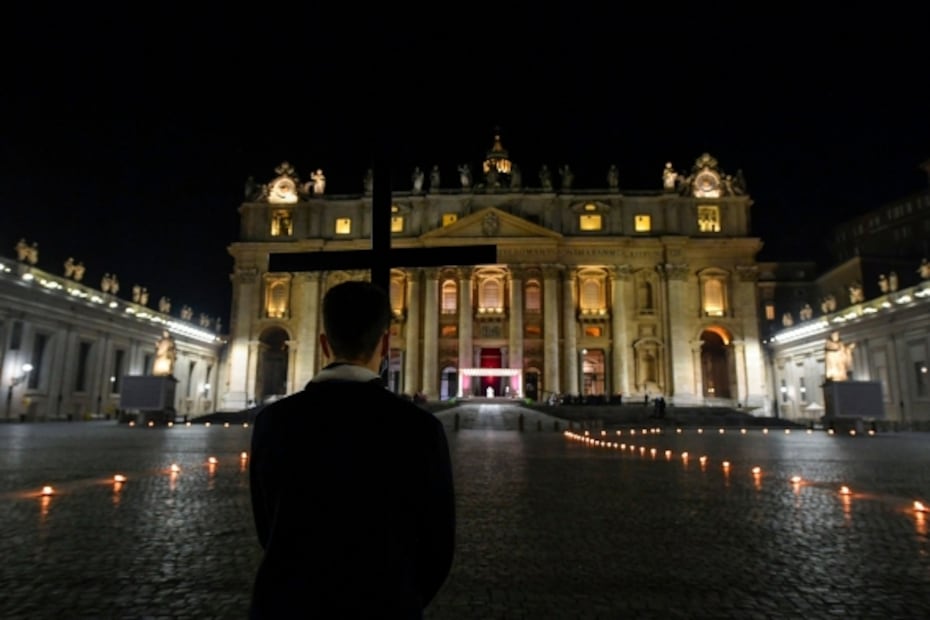 Papa preside el "Viacrucis de los niños" en una plaza vaticana desierta por el Covid