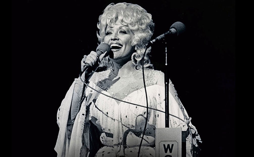 1959: Debuta en el Grand Ole Opry, el templo de la música country, en Nashville, Tennessee.