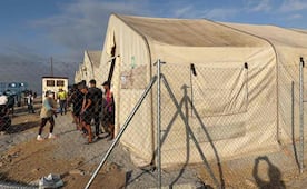 España rechaza petición para frenar campamento de migrantes en Ceuta; persiste tensión por la crisis migratoria