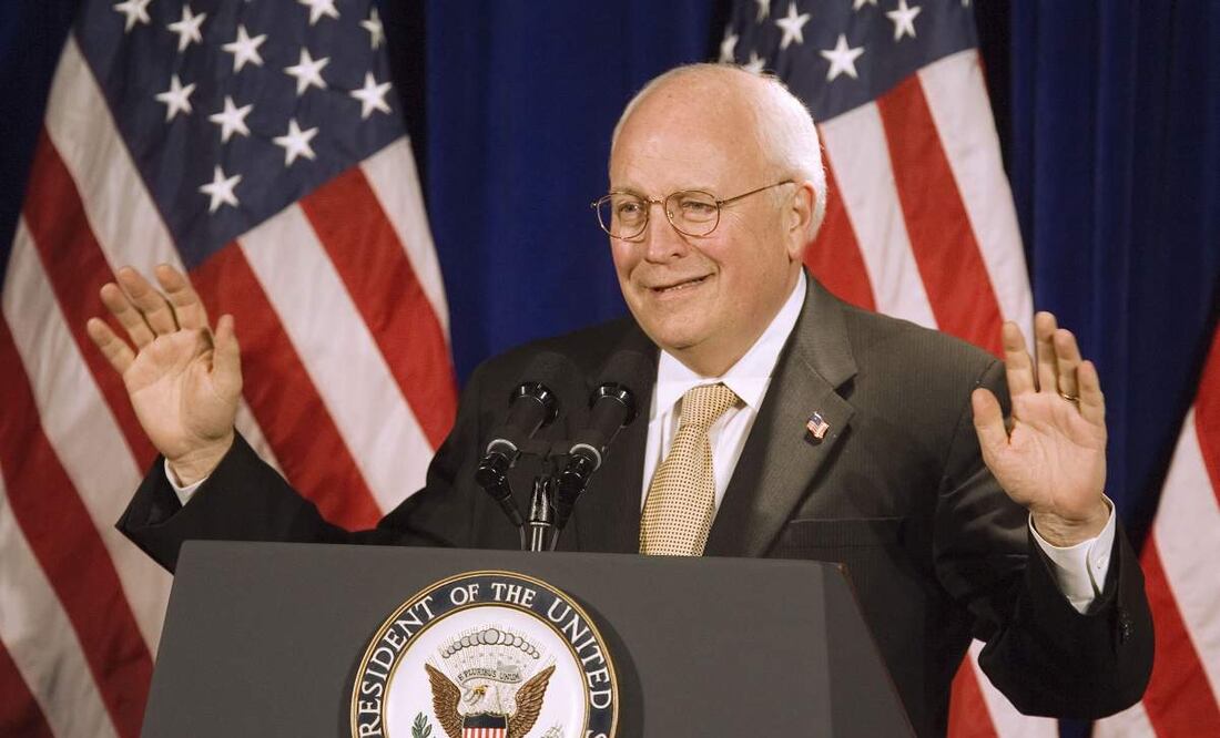 El vicepresidente estadounidense Dick Cheney pronunció la sexta Conferencia Anual en Memoria de Barbara K. Olson sobre Gobierno Limitado y el Espíritu de Libertad ante la Convención Nacional de Abogados de la Federalist Society for Law and Public Policy, el 17 de noviembre de 2006, en el Hotel Renaissance Mayflower de Washington, D.C. El exvicepresidente estadounidense Dick Cheney falleció a los 84 años, según informaron medios estadounidenses el 4 de noviembre de 2025, citando un comunicado de su familia. Foto: AFP