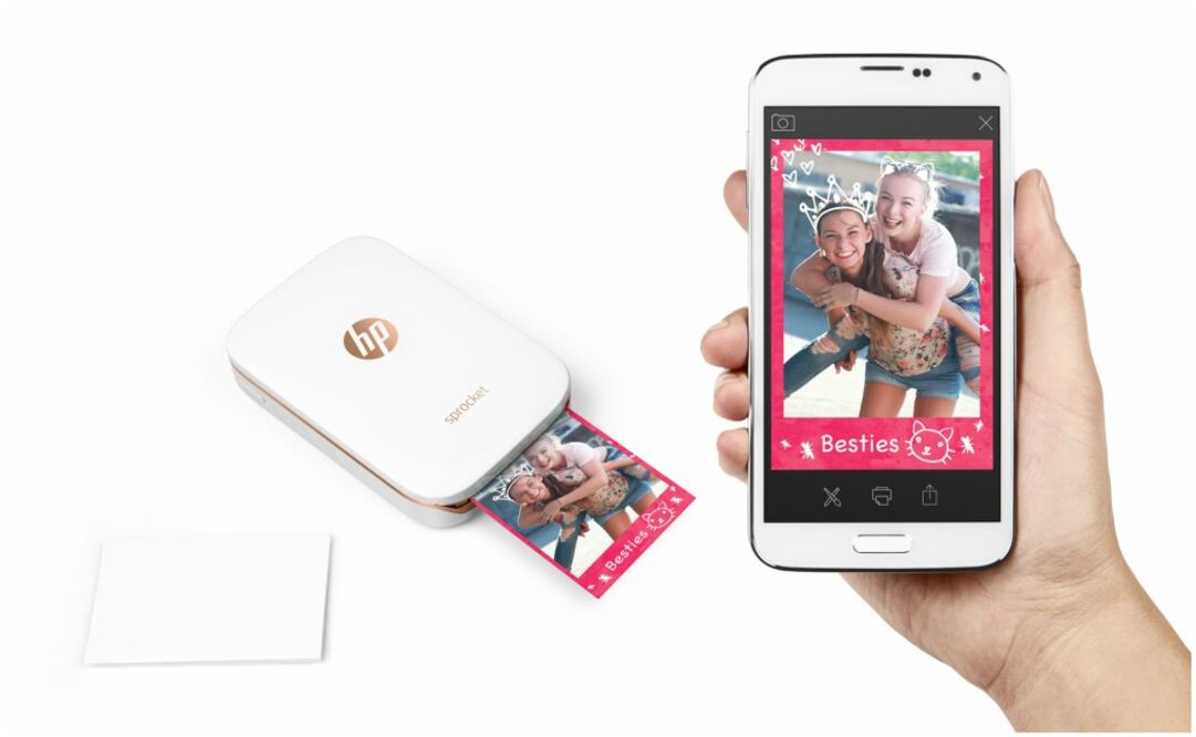 Desde la aplicación HP Sprocket se pueden mejorar las imágenes y agregarles elementos como textos y emojis. El resultado es una impresión de 5 x 7.6 cm.
