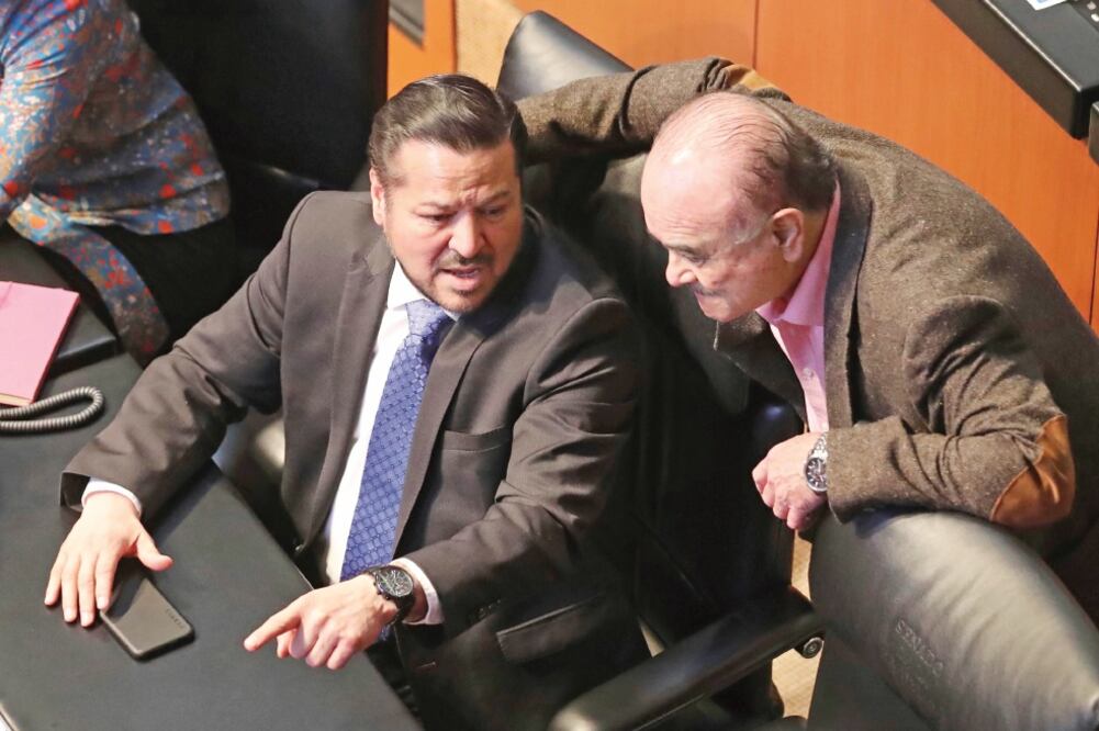 Fernando Herrera (izq.) comentó que la crisis en Venezuela y el TLCAN serán temas que los senadores del PAN analizarán en su reunión plenaria (ARCHIVO EL UNIVERSAL)
