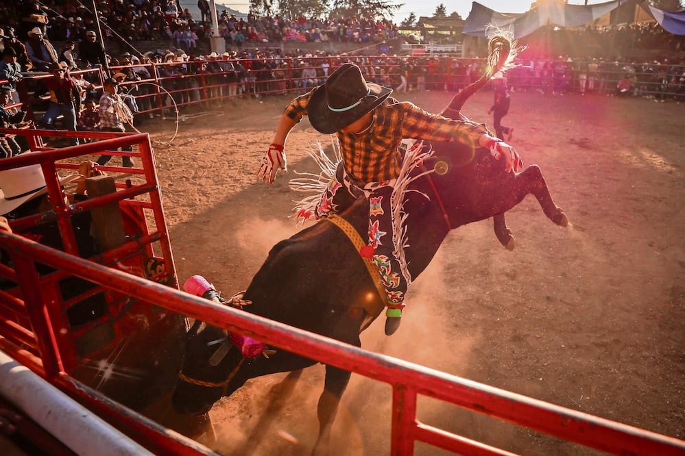Montar a un toro y no caer es una habilidad que no cualquiera realiza, toda vez que puede costar hasta la vida Foto:
de Diego Simón