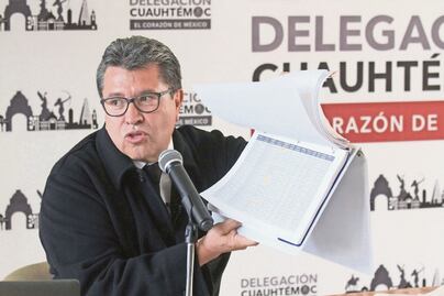 Claudio X. González lava dinero, acusa Monreal