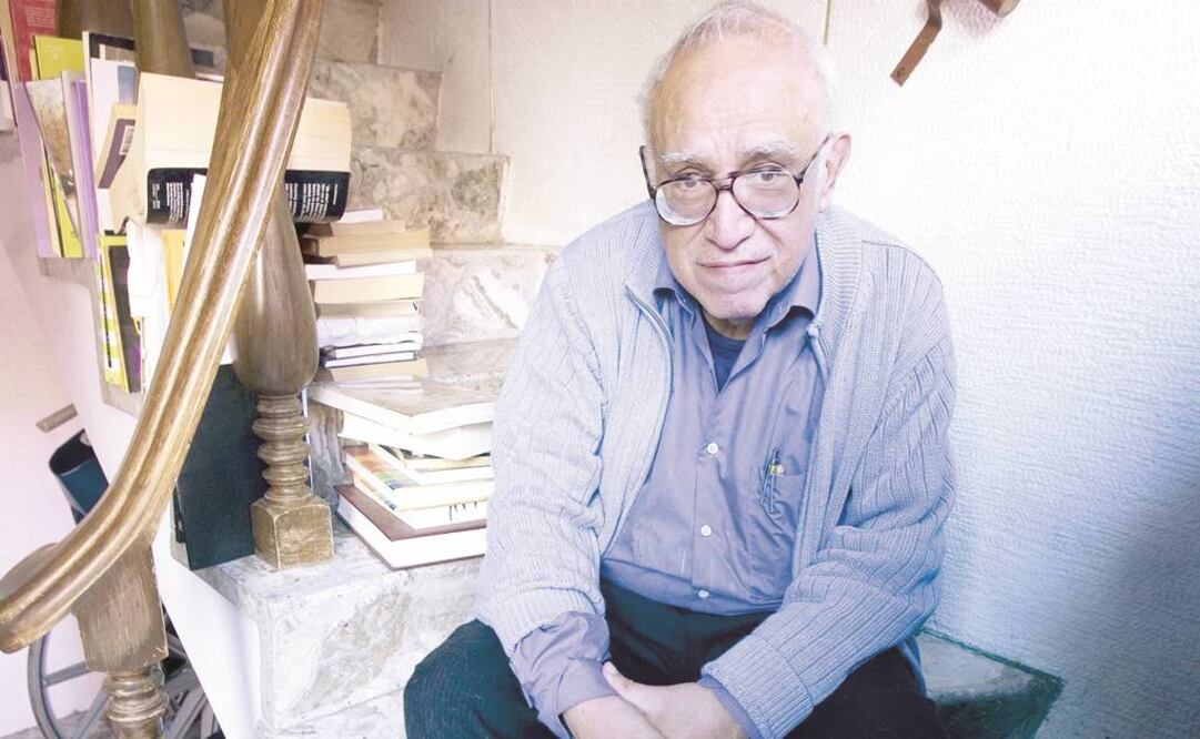 Para los investigadores, Monsiváis era un hombre entregado a la vida pública de México “y con un amor por su país mucho más profundo que banderas e himnos nacionales”. En la imagen, el cronista fotografiado en su casa en 2008 (ARCHIVO EL UNIVERSAL)