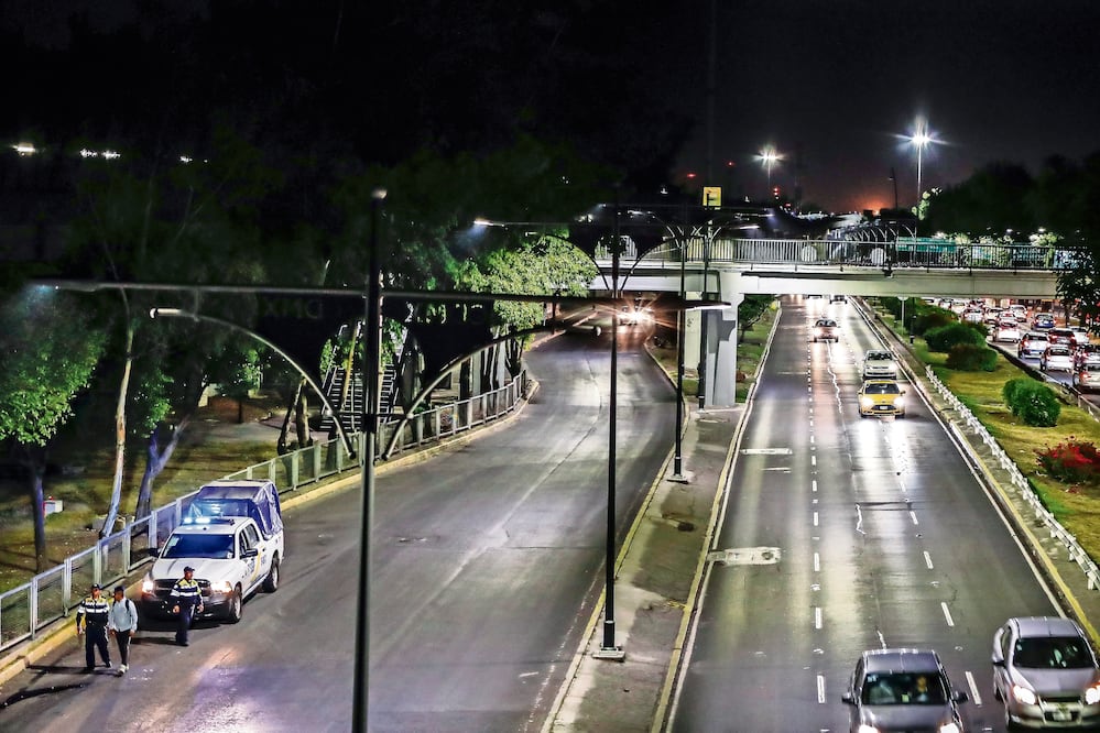 En los tramos ya rehabilitados la luz cubre de manera uniforme todos los carriles de la vialidad; en la mayoría de los casos el follaje de los árboles no obstruye la luz, pues los postes de las luminarias ahora son más bajos(EL UNIVERSAL. YADÍN XOLALAPA)