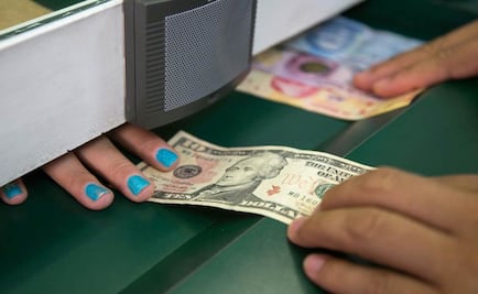 Dólar cierra en $16.95 tras anuncio del Banxico
