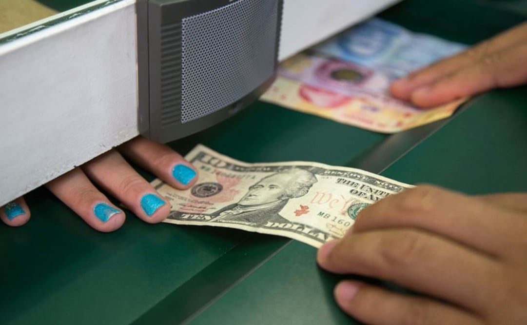 Dólar cierra en $16.95 tras anuncio del Banxico