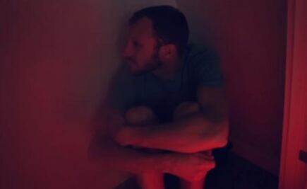 Este video simula una experiencia esquizofrénica