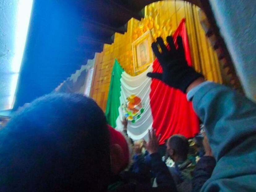 Migrantes le rezan a la Virgen de Guadalupe; "Nos trataron como animales", dicen tras choque con policías