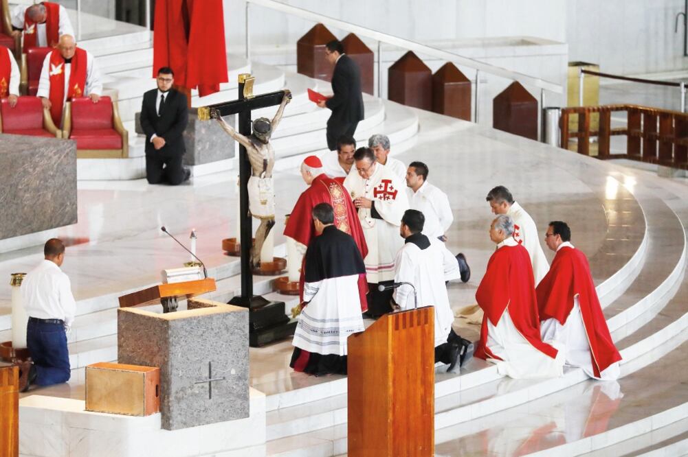 El cardenal Carlos Aguiar Retes encabezó la ceremonia de la Pasión de Cristo. Foto: IRVIN OLIVARES. EL UNIVERSAL