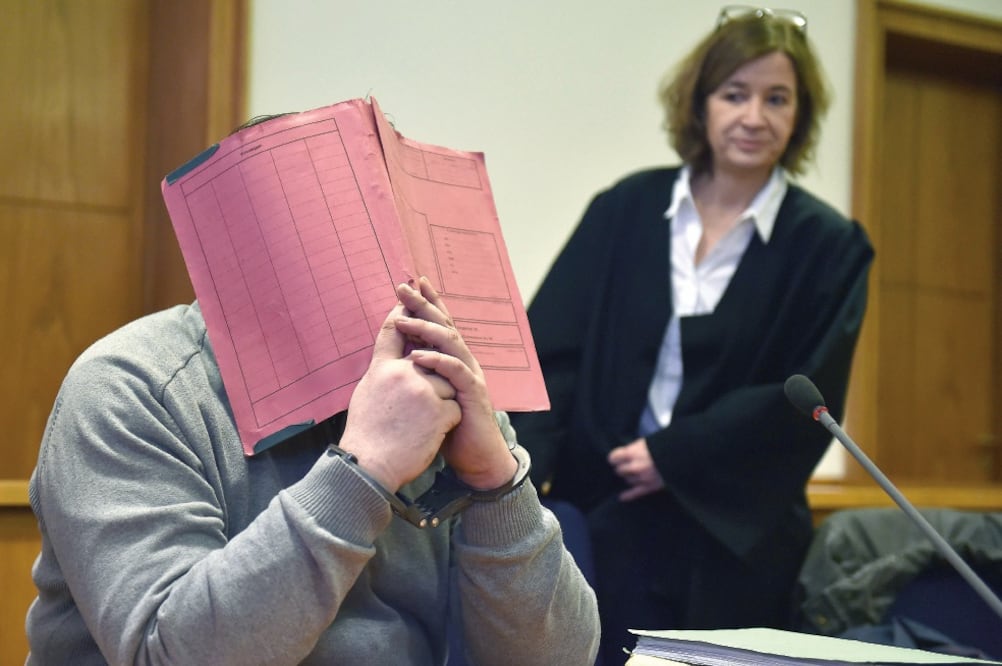 El enfermero Niels Höegel, acusado de haber asesinado a sus pacientes en un intento por revivirlos y mostrarse como héroe, durante su juicio en 2015. (AFP)