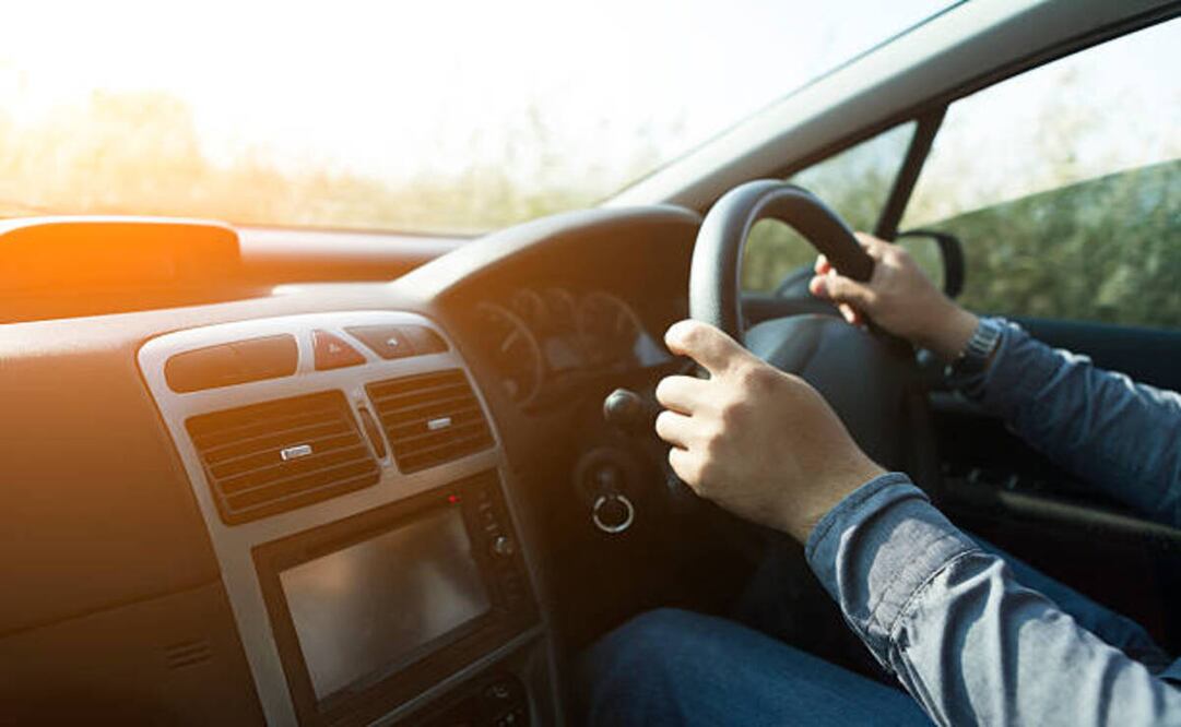 Descubre por qué el volante de algunos vehículos se ubica a la derecha. Foto: iStock