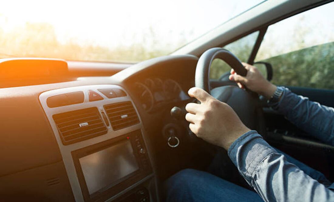 Descubre por qué el volante de los coches ingleses se ubica a la derecha. Foto: iStock