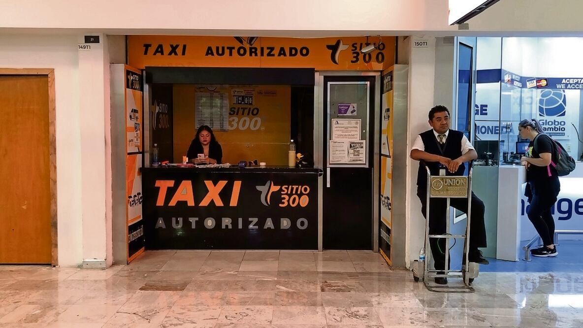 El módulo del Sitio 300 lo cambiaron de la puerta 1 a la 7 del AICM, dejando a los operadores en desventaja con otras concesionarias que ofrecen el servicio. Foto: Atenea Campuzano / EL UNIVERSAL
