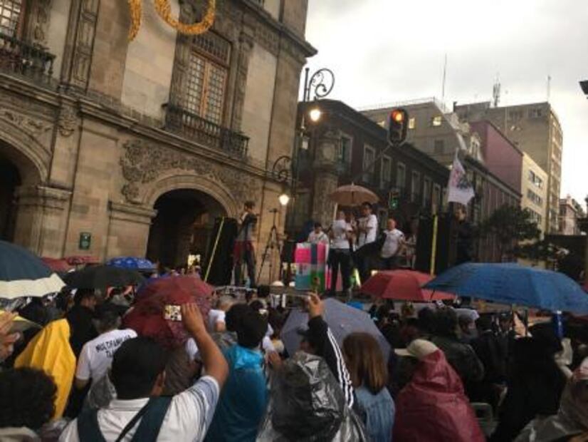 Damnificados por el 19-S llegan al Zócalo; exigen acceso a vivienda digna