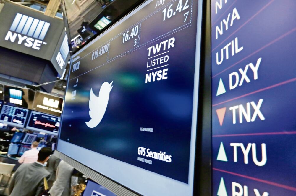 Twitter atraviesa por el momento de crecimiento más lento desde que salió a bolsa en 2013 y en un entorno en el que Instagram y Snapchat están desarrollando nuevas formas para generar ganancia (RICHARD DREW. AP)
