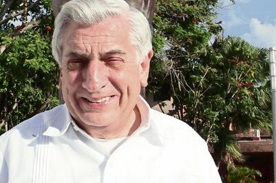 "Góber" pone ejemplo a perredistas morosos