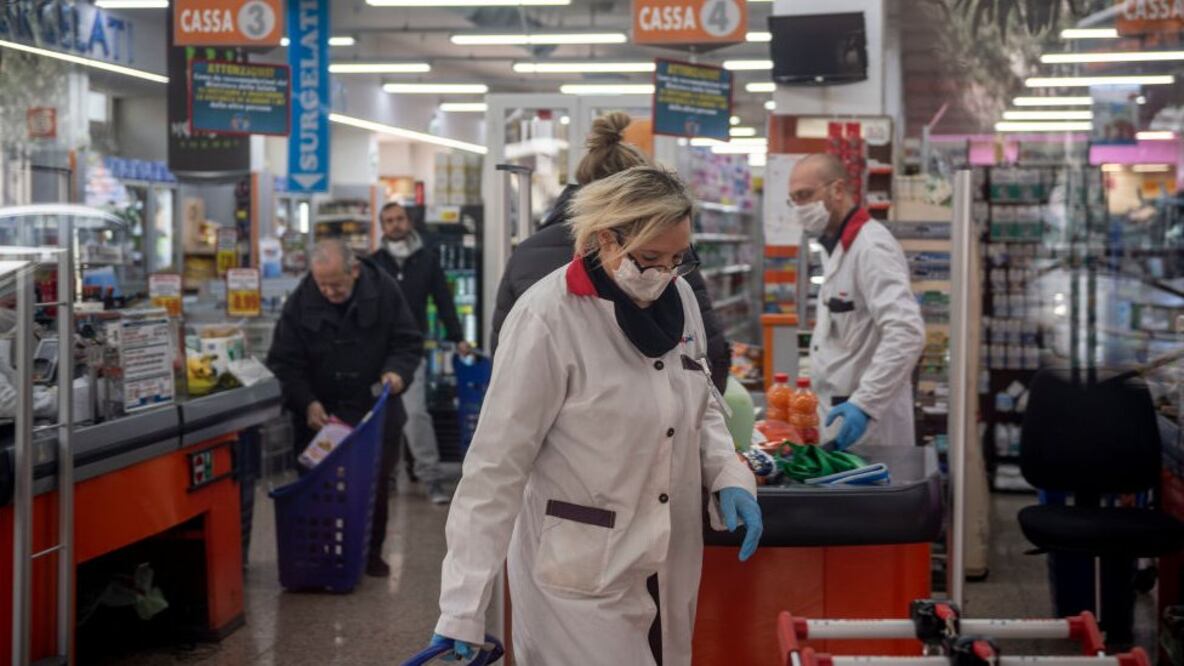 La preocupación por el coronavirus y las medidas extraordinarias ha hecho que la población acuda a los supermercados para abastecerse. Getty