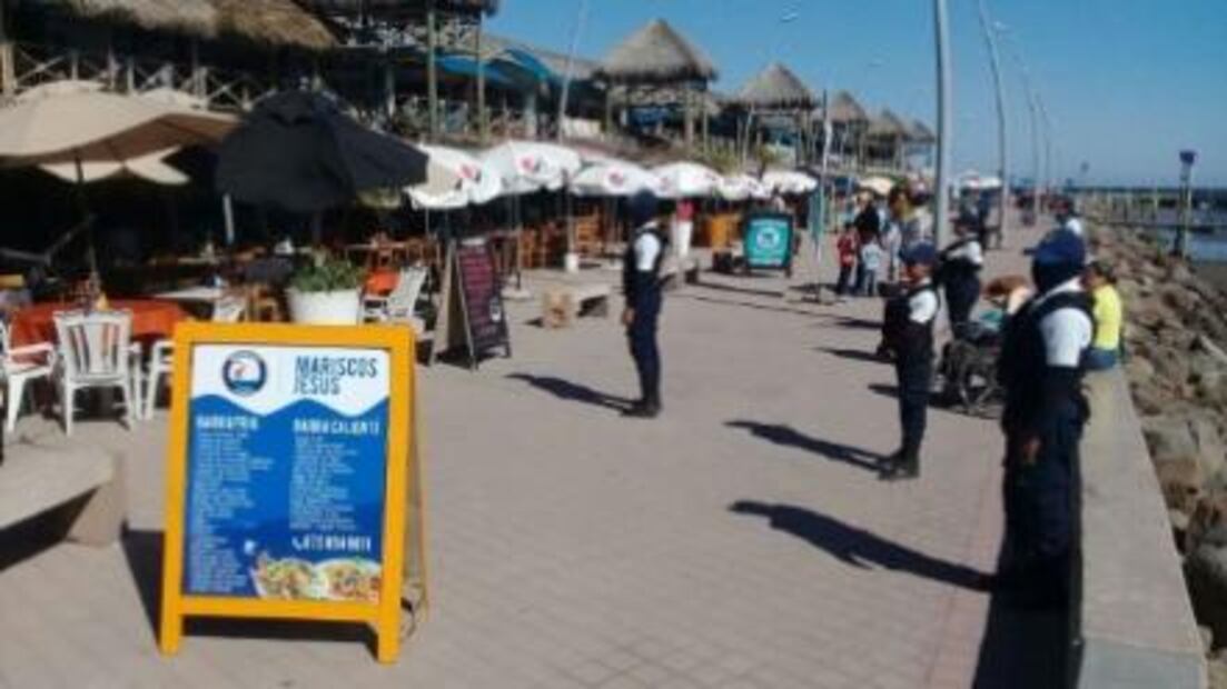 Elementos de Seguridad resguardan a turistas en playas de Culiacán 