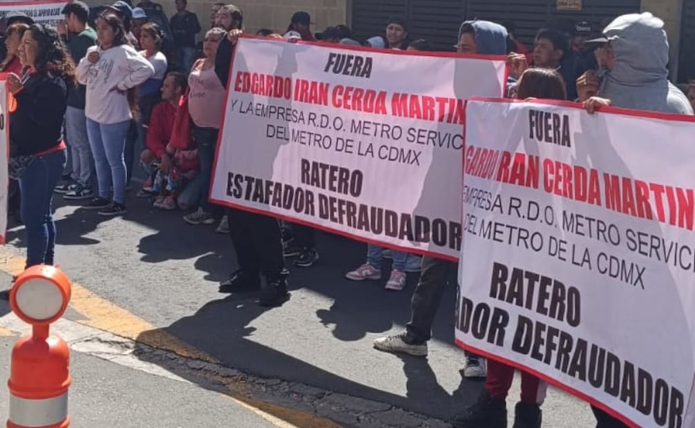 Colectivo de comerciantes del Metro denuncian fraudes y adeudos de más de 10mdp por parte de organización de vendedores falsos; exigen revocar permisos.
Foto: Especial.