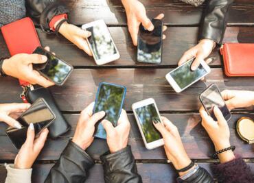 Jóvenes mexicanos pasan más de 2 mil horas al año en el teléfono; OCDE alerta sobre su impacto en la salud mental