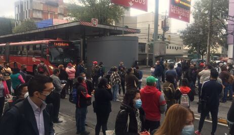 Bloqueo por manifestantes afecta circulación sobre Eje 4 Xola y servicio de L2 del Metrobús