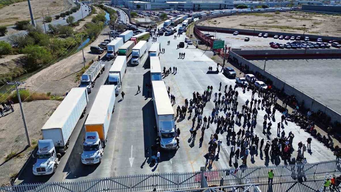 Las protestas de productores del campo y transportistas contra la Ley del Agua y la violencia en el sur de Chihuahua han escalado hasta provocar parálisis regional. Foto: Christian Torres / EL UNIVERSAL