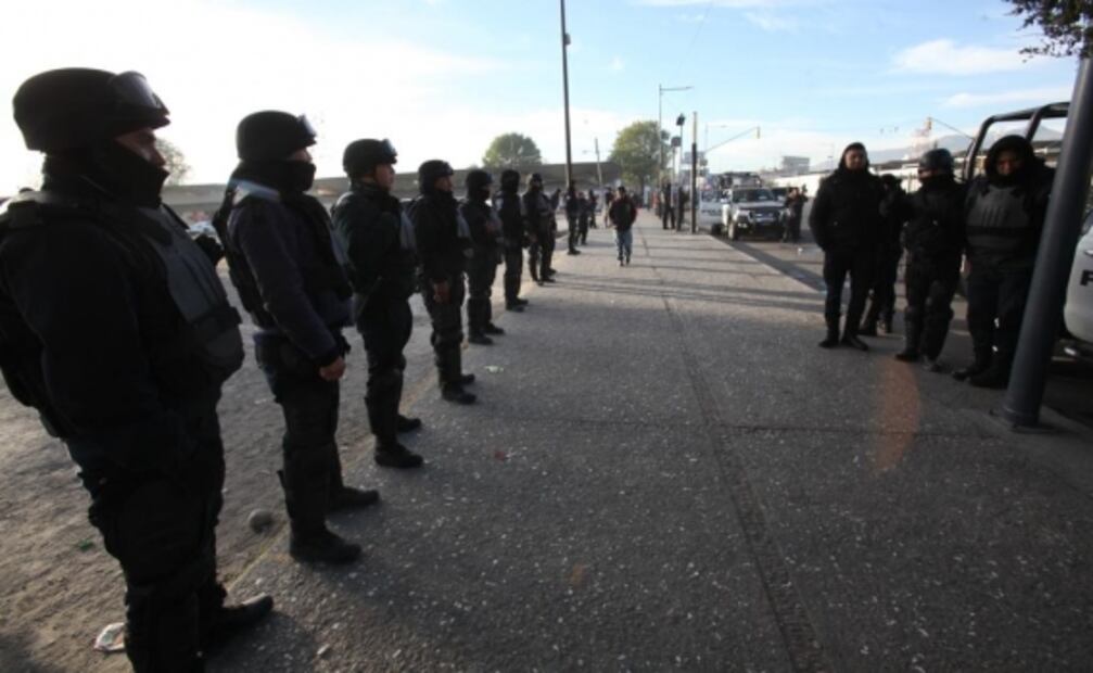 Policías impiden instalación de comerciantes ambulantes en Toluca