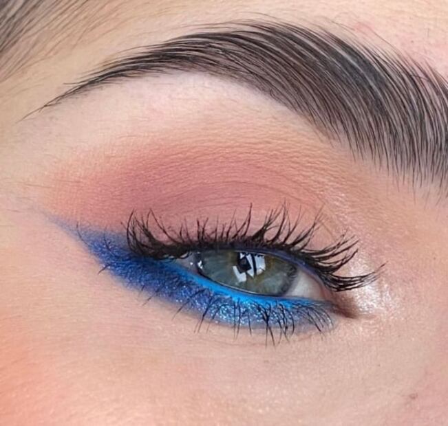 Cómo llevar las sombras azules en primavera